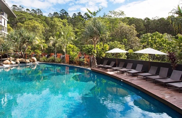 "Sundeck Retreat" - Private Luxury Near the Beach.