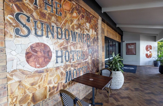 Sundowner Hotel Motel