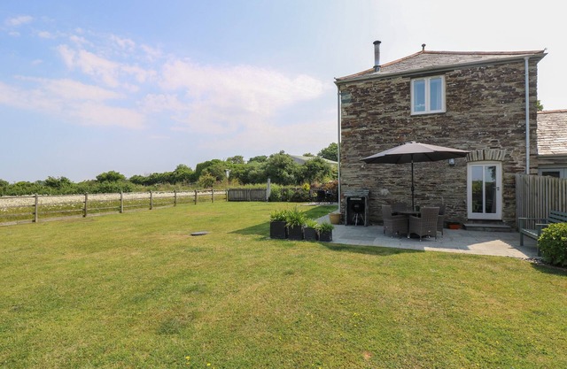 SUNDOWNER, pet friendly, with open fire in Padstow
