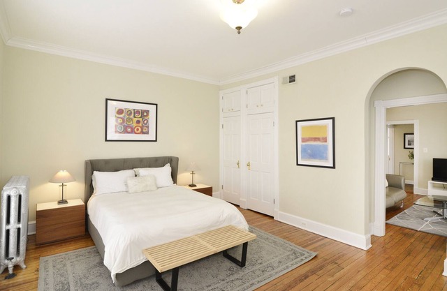 Sunfilled Georgetown Penthouse Apartment In Classic Townhouse