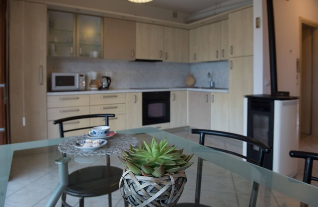 Sunflower Apartment with veranda and garden and a magnificent view of the lake.
