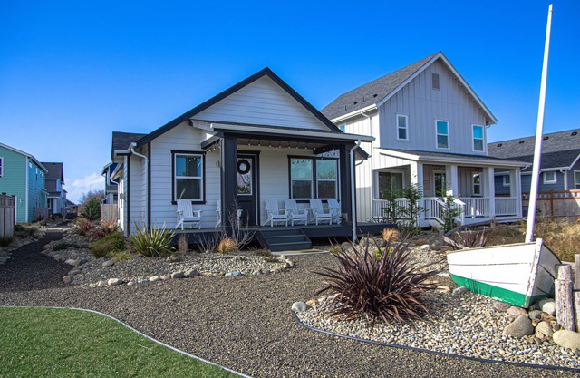 Sunflower Beach Cottage - Oyhut Bay Seaside Village