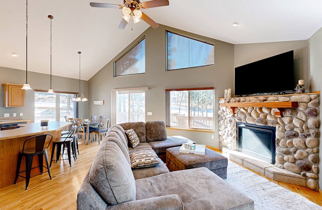 SUNFLOWER CABIN- 3 Bedroom house located close to Deadwood on paved roads!