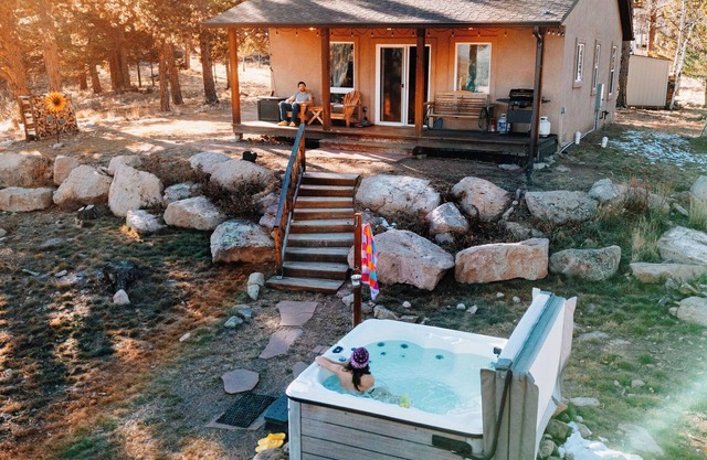 Sunflower Cabin- Mountain Views- Hot tub