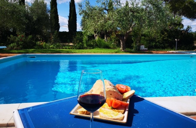 Sunflower apt with shared pool family fun, Castiglione del Lago, Italy