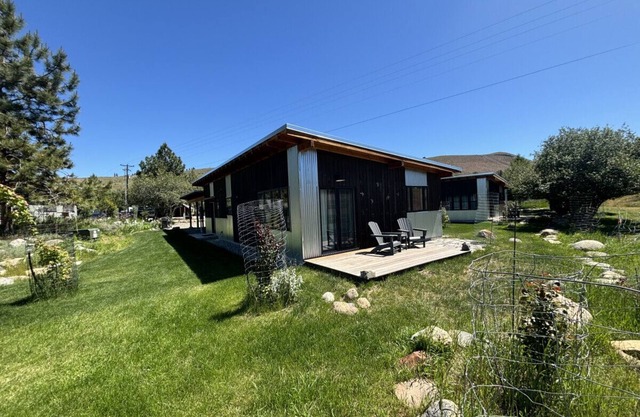 Sunflower Resort Arnica Cabin with its K/Q bed config. is in ultra-quiet Winthrop South community, with a 5 minute walk to downtown on the pedestrian trail.