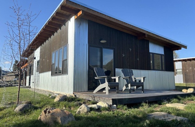 Sunflower Resort ConeflowerCabin is in the ultra-quiet Winthrop South community, with a 5 minute walk to downtown on the pedestrian trail.