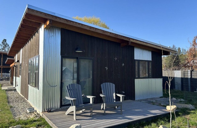 Sunflower Resort Daisy Cabin is in the ultra-quiet Winthrop South community, with a 5 minute walk to downtown on the pedestrian trail.