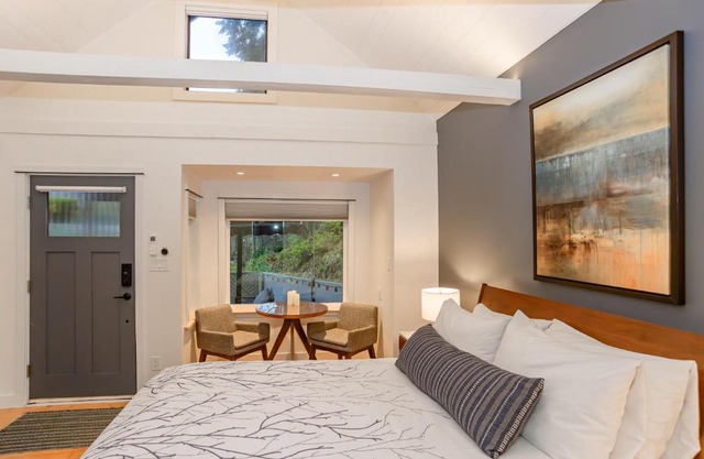 Sungate on Salt Spring - Luxurious Suite with Cedar Hot Tub & View