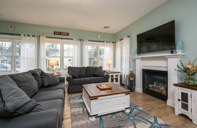 Sunkissed cottage, resort amenities, heated pools, club house, close to beaches