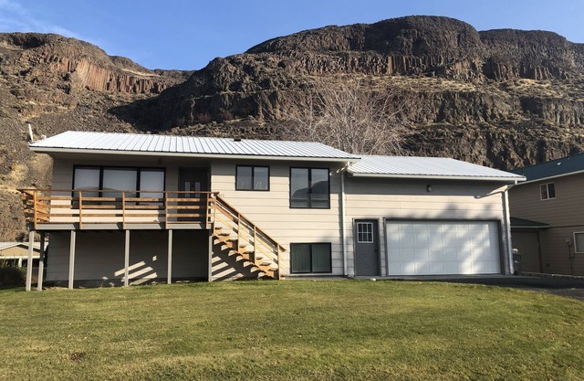 Sunland Home Sleeps 10 adults. nMinutes to Concerts at the Gorge!