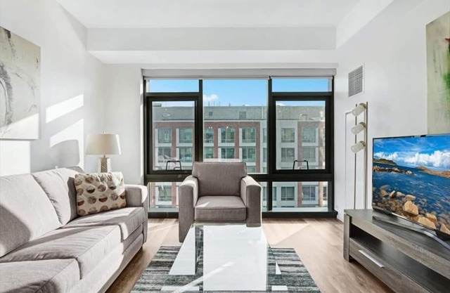 Sunlit 1BR | Full Kitchen + In-unit Laundry | Close to Hospitals