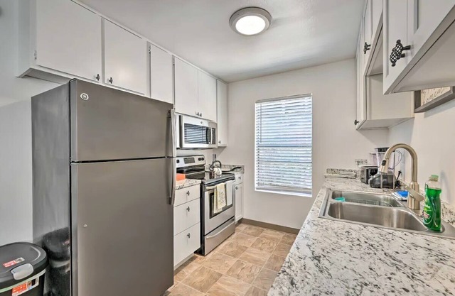 Sunlit 3-Bed Oasis: Pool, Near Lake