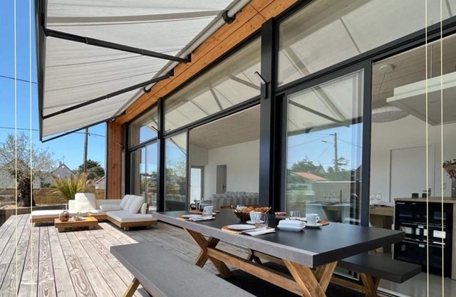 Sunlit Modern Villa, Private Garden, Steps to Beach, Full Amenities