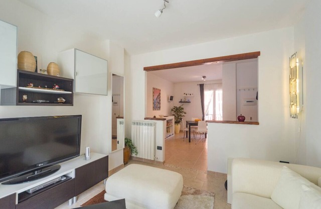Sunlit Modern Apartment BUBU CASA