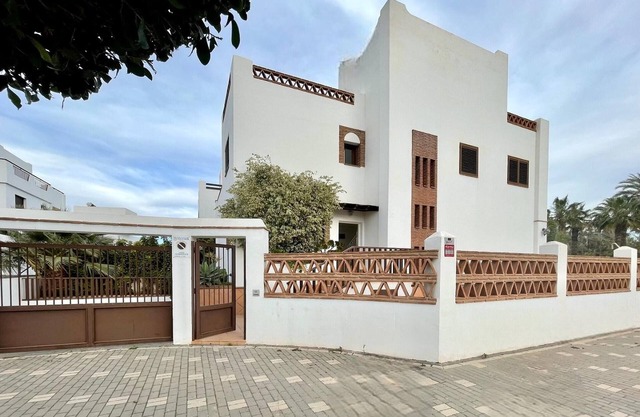 Sunlit Villa near Golf & Sea