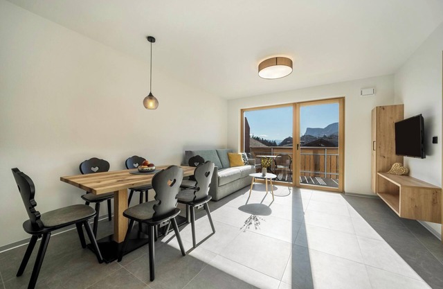 "Sunnig - Apartment Morgensonne" with Mountain View, Balcony & Wi-Fi