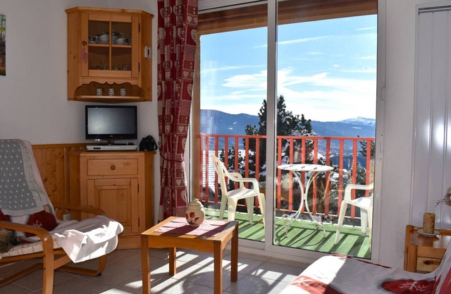 Sunny 2-Room Cabin Apartment with Balcony, Near Font-Romeu Center