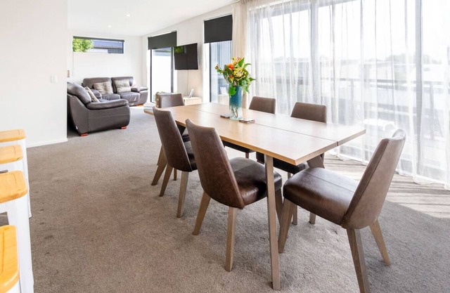 Sunny 3BR Haven: Modern Comfort for 7 with Carpark