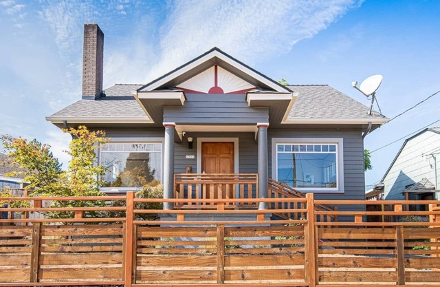 Sunny Alberta Arts Bungalow - 2 Blocks from Alberta - Quiet Street - Pets OK!