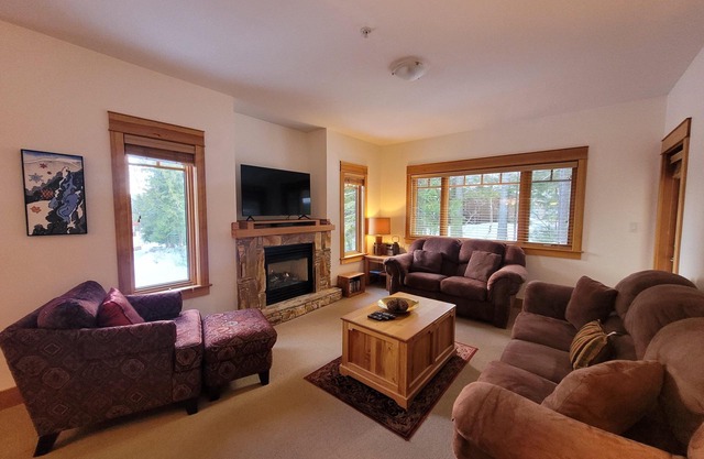 Sunny and Cozy Two Bedroom
