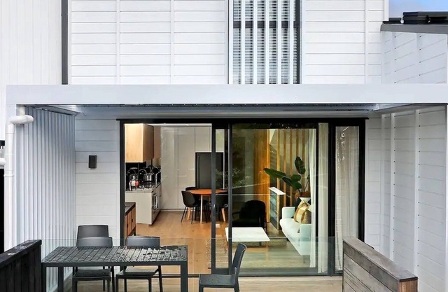 Sunny and Luxurious - Brand New Home in Remuera