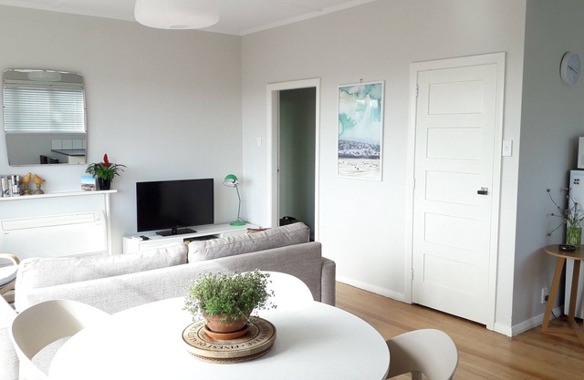 Sunny and private 2 bed Wakari home elevated with views over harbour