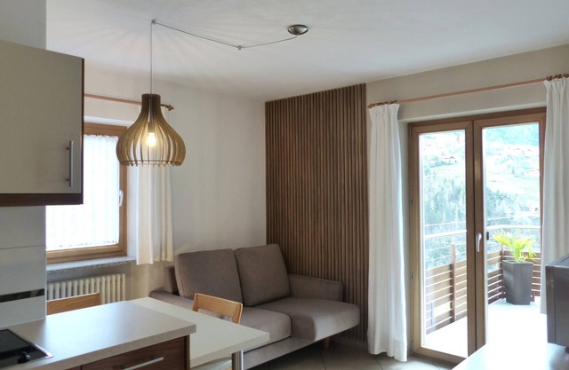 Sunny apartment, large south-facing balcony, wonderful view - South Tyrol GUEST PASS included
