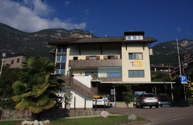 Sunny apartment in an ideal location to Lake Kaltern, historic village, grapevines