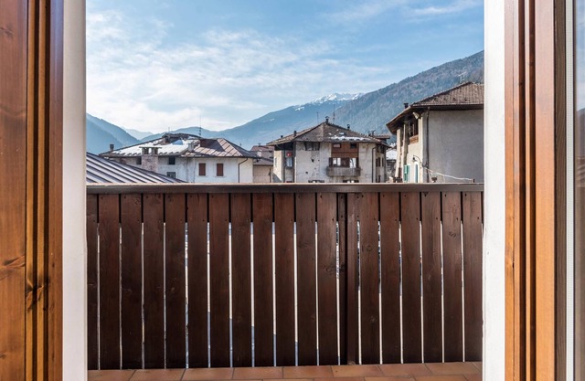 Sunny apartment in Giuma with mountain views and balcony