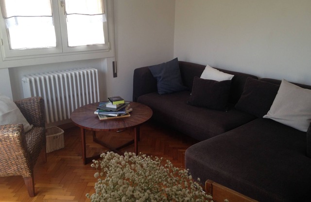 Sunny apartment in residential area, 5 minutes walk to the beach