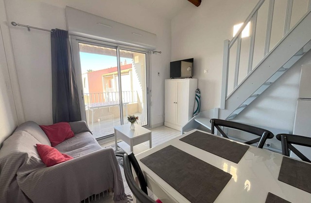 Sunny Apartment, Near Beach, Pool, Parking, A/C, 4 Guests