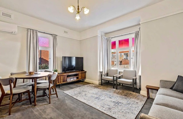 Sunny apartment on the fringe of the CBD