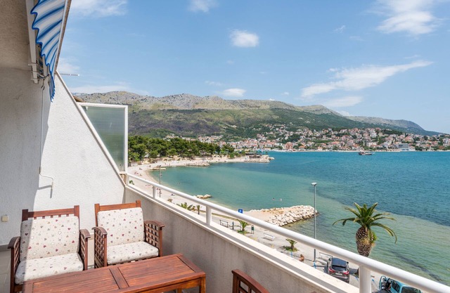 Sunny apartment only 10 m from the sea!