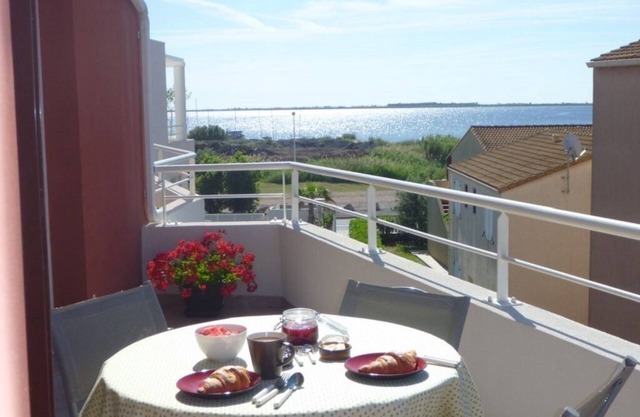 Sunny apartment overlooking Etang de Thau (5 km from the sea)