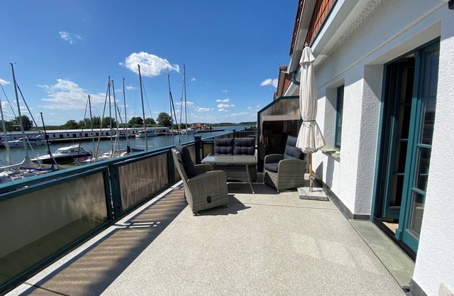 Sunny apartment with large balcony overlooking the marina