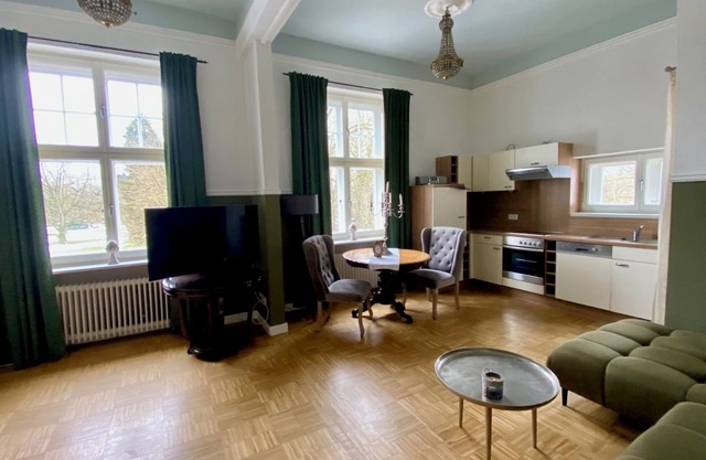 Sunny apartment with its own sauna and view of the castle park