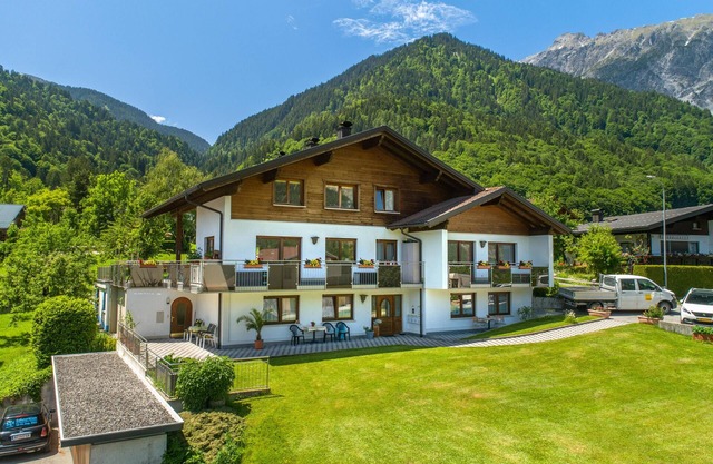 Sunny apartment with ski storage