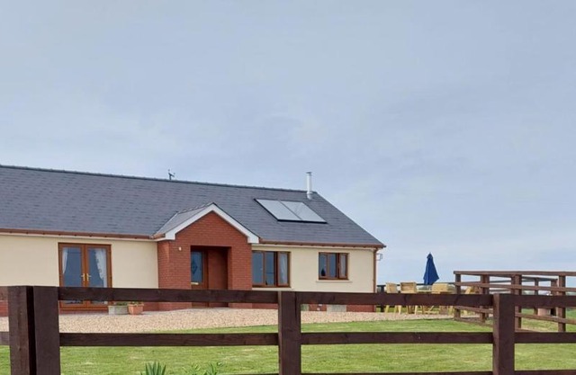 Sunny Bank- Countryside Escape with Private Hot Tub and countryside views