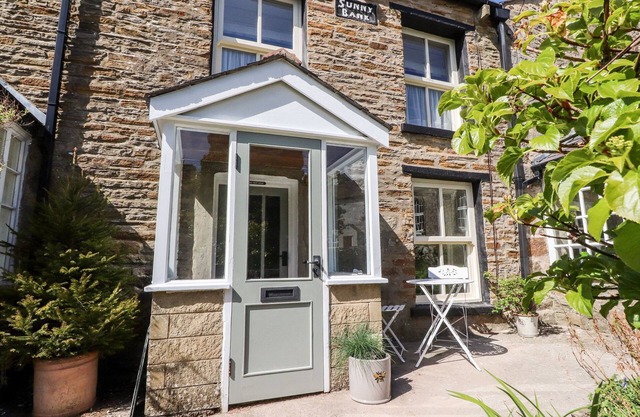 SUNNY BANK, pet friendly, character holiday cottage in Brookhouse
