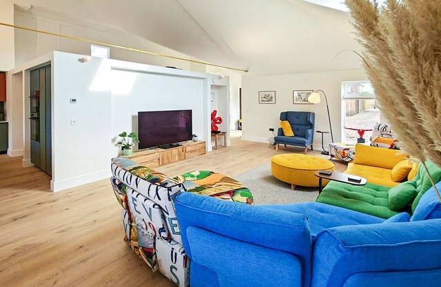 Sunny Barn - Three Bedroom House, Sleeps 7