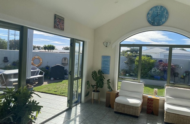 Sunny beach house, walking distance to surf
