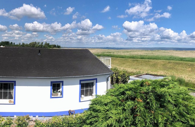 Sunny beach house right on the lagoon with water views for 2-4 people