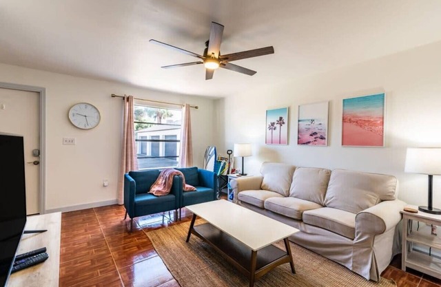 Sunny Beachside Retreat: Cozy 2 bed Townhouse!