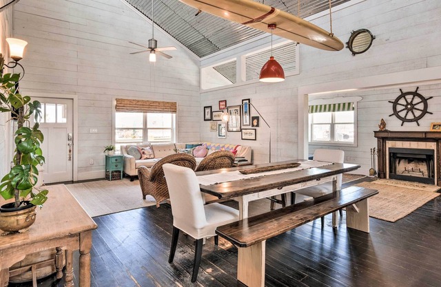Sunny Bolivar Stilted Cottage: Walk to Beach!