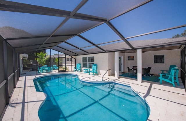 Sunny Breeze! Pool, Guest House and Games!