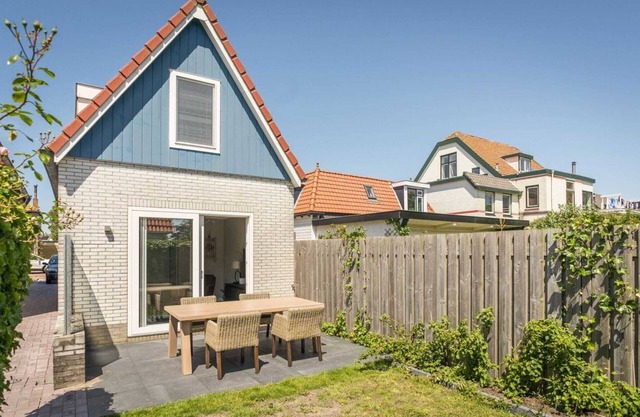 Sunny Bungalow in Heart of Texel