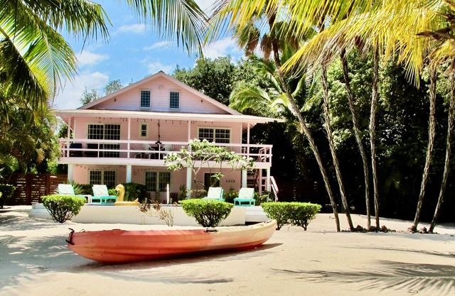Sunny Bungalow 1 Bedroom- Pool- Beachfront-Relax
