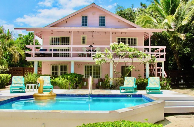 Sunny Bungalow, 2 Bedroom Beachfront Pool Retreat