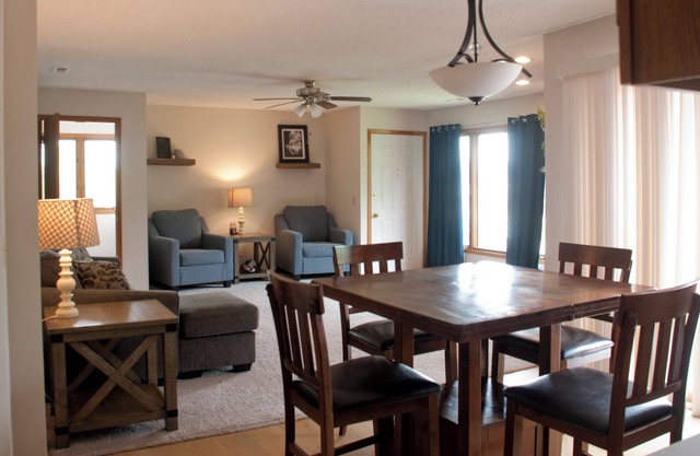 Sunny condo in Urbandale. Quiet neighborhood, plenty of space and relaxing deck!